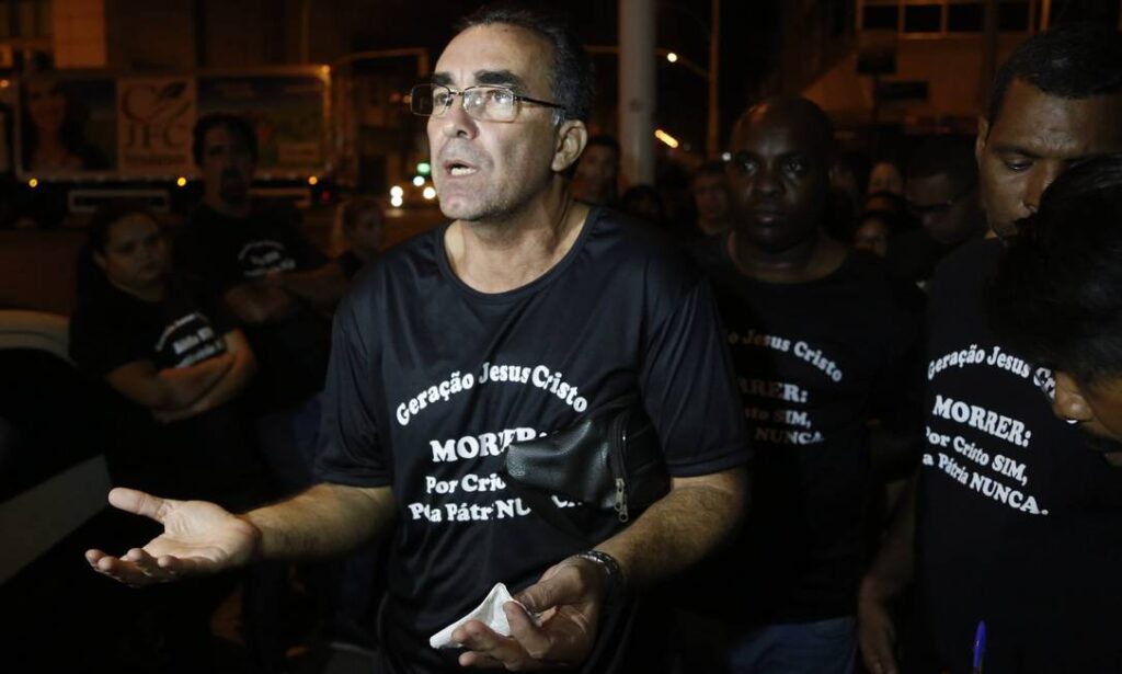 Imagem Ilustrando a Notícia: Pastor faz ataques racistas e homofóbicos durante culto no Rio ‘Igreja não levanta placa para negro e veado’