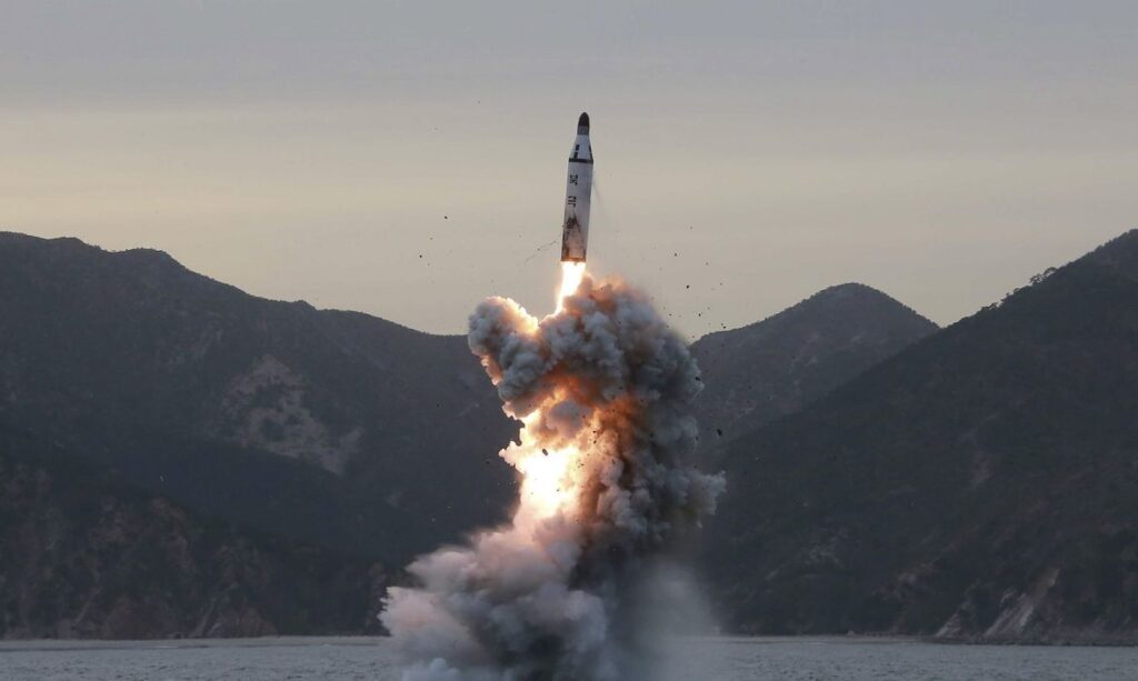 Imagem Ilustrando a Notícia: Com testes de mísseis, Coreias avançam corrida armamentista