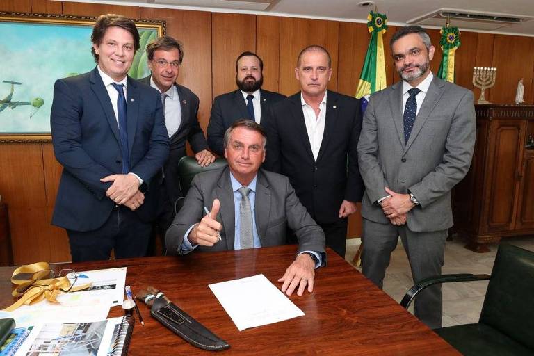 Imagem Ilustrando a Notícia: Sob MP de Bolsonaro, Brasil é o primeiro país a impedir que rede social derrube conteúdos