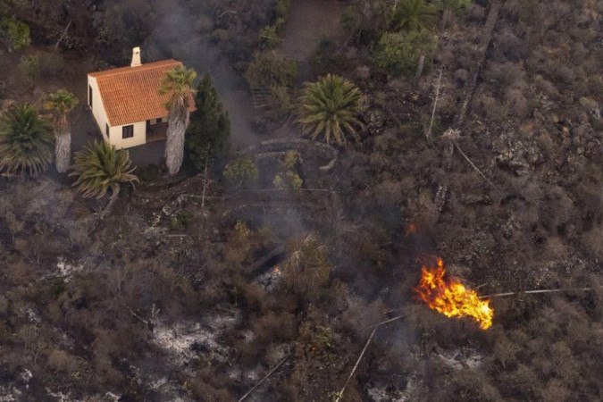 Imagem Ilustrando a Notícia: Casa Milagrosa: residência escapa da lava de vulcão em erupção nas Canárias