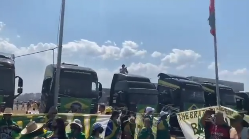Imagem Ilustrando a Notícia: Bolsonaristas bloqueiam entrada da Esplanada e ameaçam invadir STF