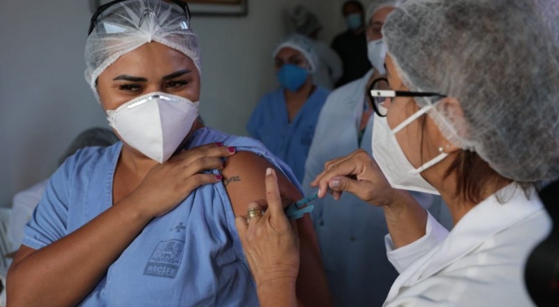 Imagem Ilustrando a Notícia: Profissionais de saúde receberão dose de reforço de vacina contra a Covid, diz Queiroga
