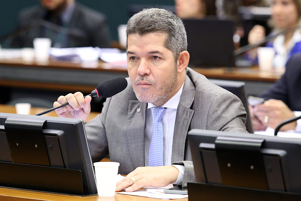 Imagem Ilustrando a Notícia: Fusão DEM-PSL acirra disputa para senador na chapa de Caiado