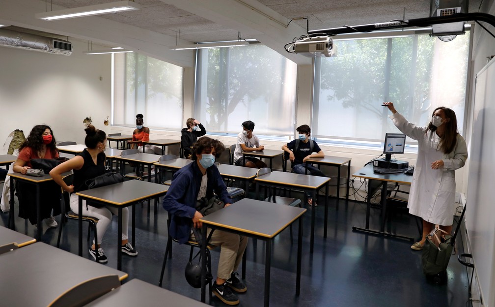 Imagem Ilustrando a Notícia: Novo decreto libera aulas presenciais com capacidade de alunos limitada por espaço