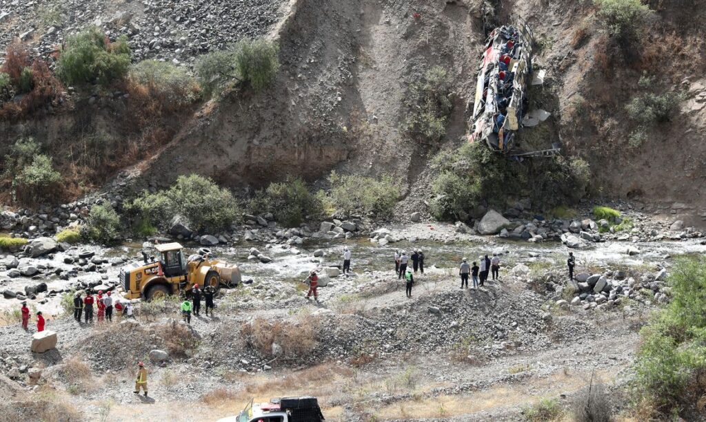 Imagem Ilustrando a Notícia: Ônibus cai de despenhadeiro e deixa pelo menos 33 mortos e 20 feridos, no Peru