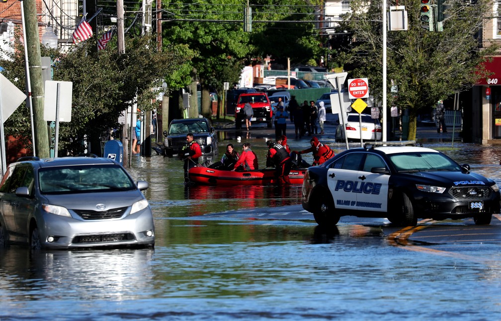 Imagem Ilustrando a Notícia: Tempestades causam inundações, deixam ao menos 14 mortos e Nova York declara estado de emergência