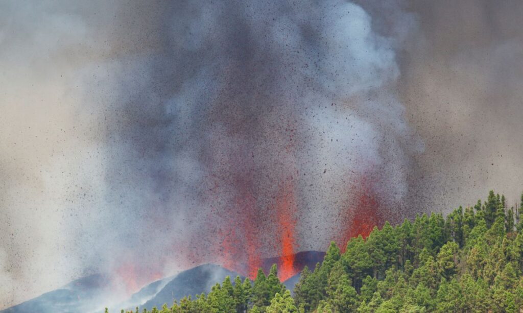 Imagem Ilustrando a Notícia: Erupção do vulcão nas Ilhas Canárias deve durar até 84 dias