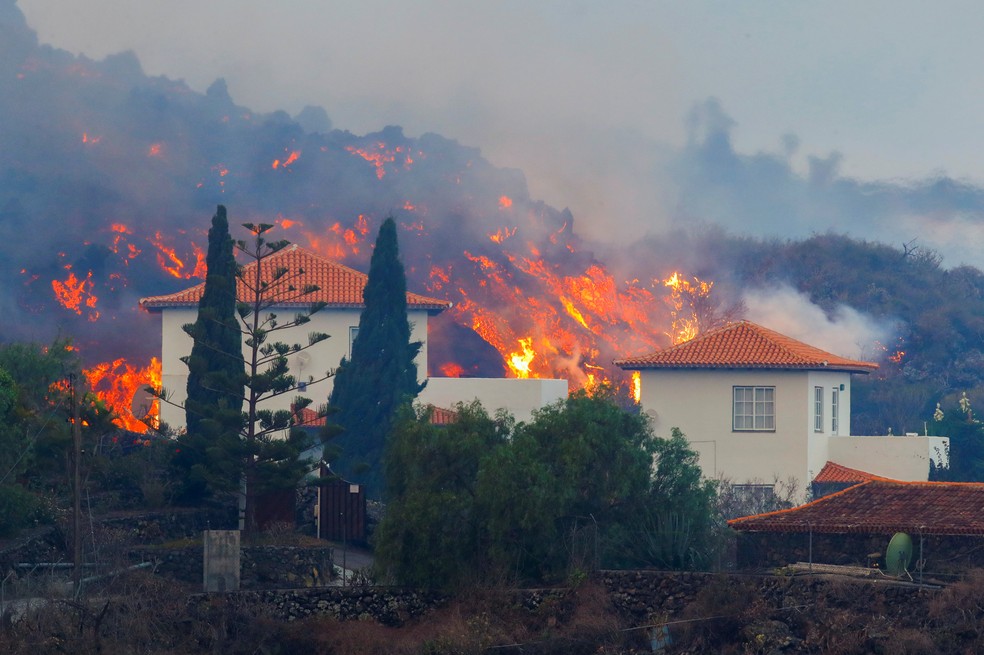 Imagem Ilustrando a Notícia: Lava de vulcão engole centenas de casas, destrói lavouras e avança a 700 metros por hora