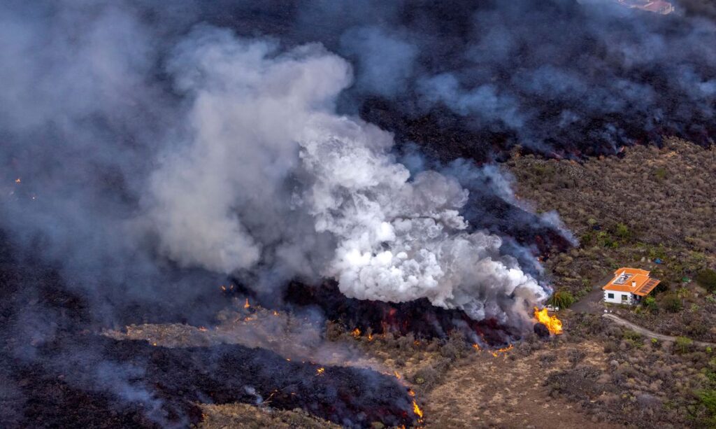 Imagem Ilustrando a Notícia: Vulcão de La Palma volta a rugir enquanto lava se aproxima do mar