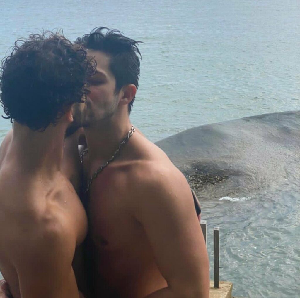 Imagem Ilustrando a Notícia: Igor Cosso revela perda de seguidores e críticas após postar foto beijando o namorado