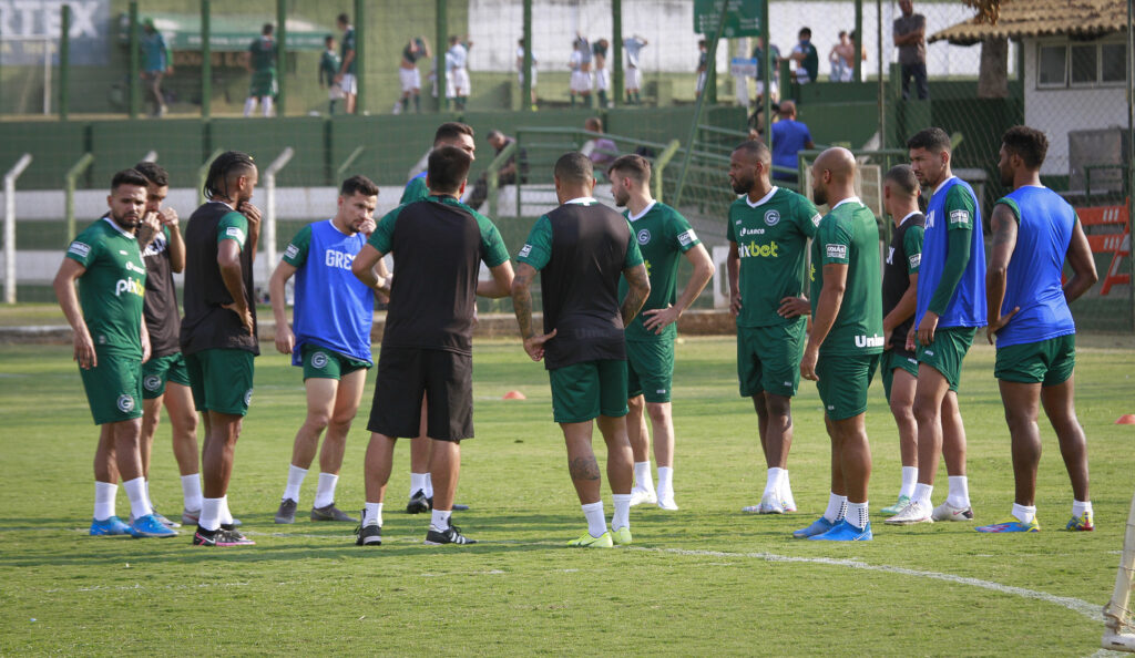 Imagem Ilustrando a Notícia: Sem tempo de descanso, Goiás encara Vasco em disputa direta pelo G-4 da Série B