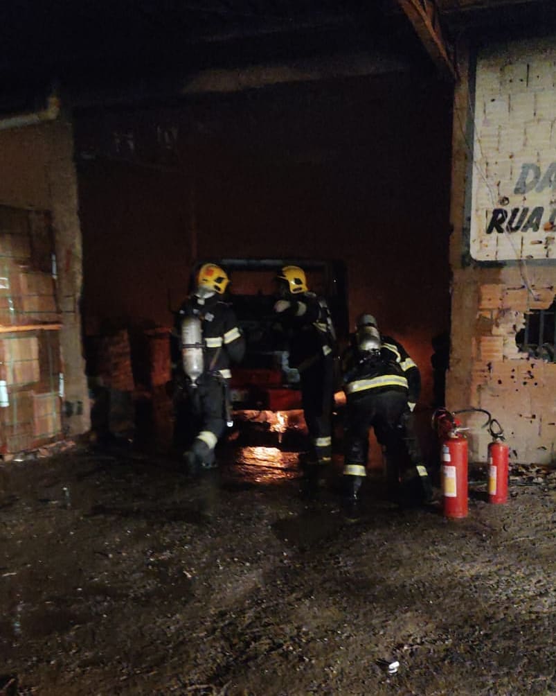 Imagem Ilustrando a Notícia: Bombeiros evitam incêndio de grandes proporções em loja de material de construção, em Luziânia