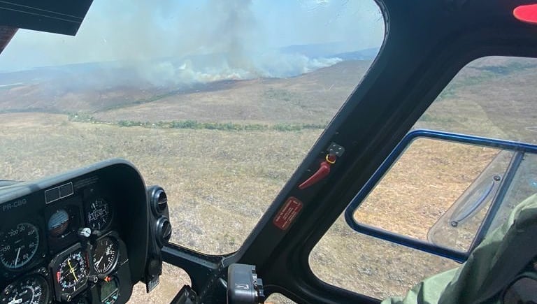 Imagem Ilustrando a Notícia: Helicóptero reforça controle de incêndio na Chapada dos Veadeiros
