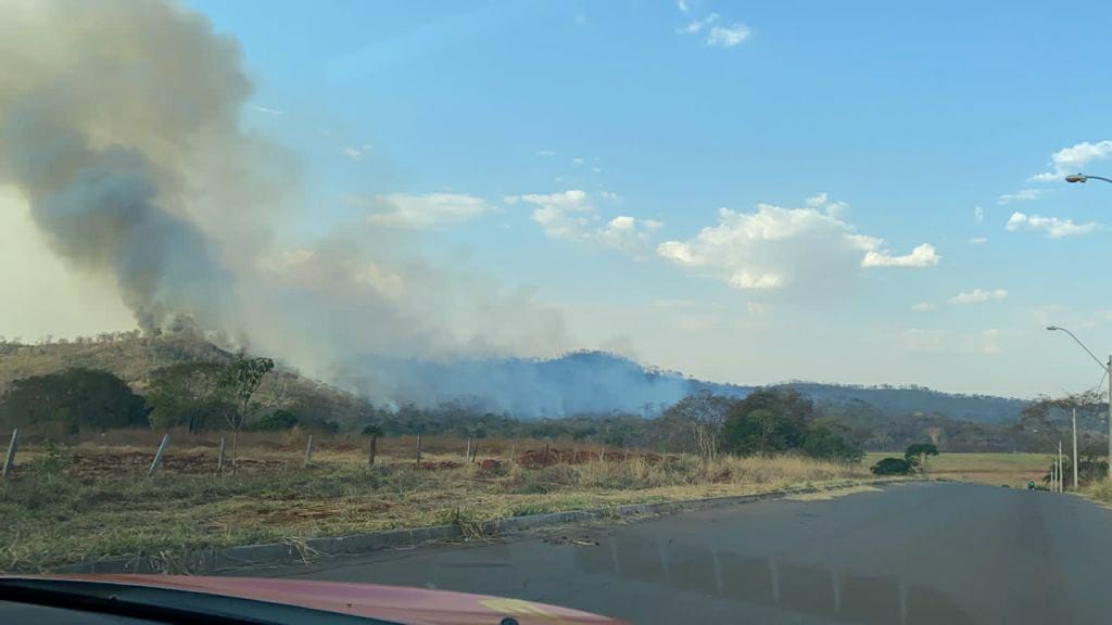 Imagem Ilustrando a Notícia: Combate ao incêndio no parque Altamiro de Moura Pacheco já passa de 48 horas e conta com 60 bombeiros