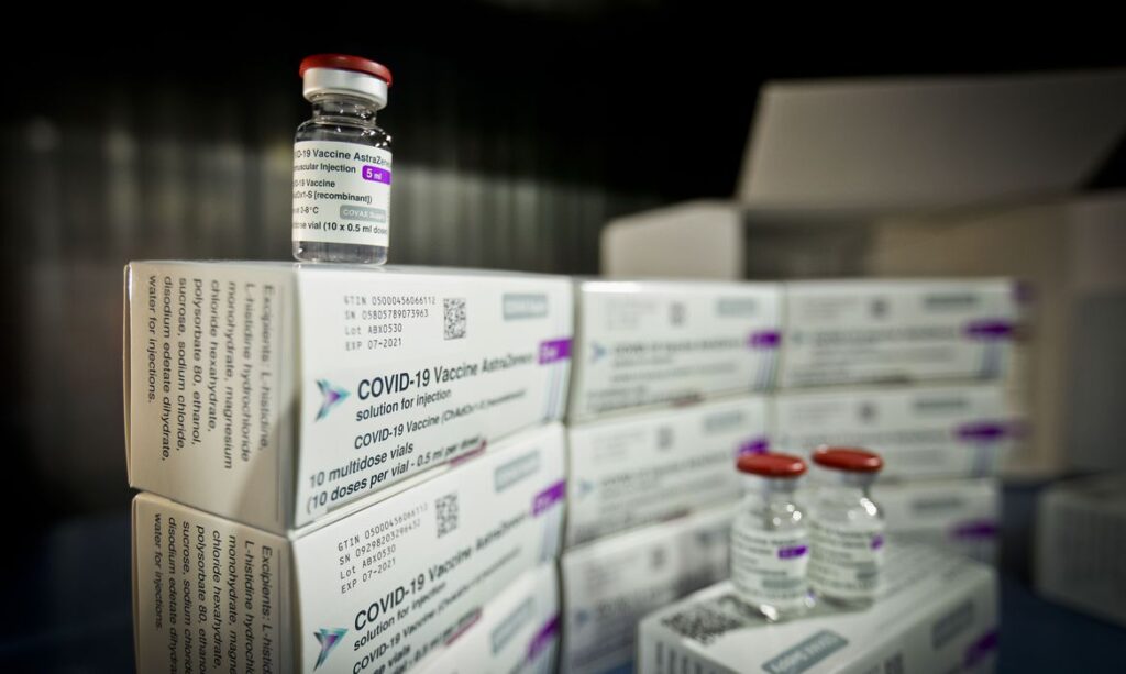 Imagem Ilustrando a Notícia: Fiocruz entrega novo lote com 937 mil doses de vacinas contra covid-19