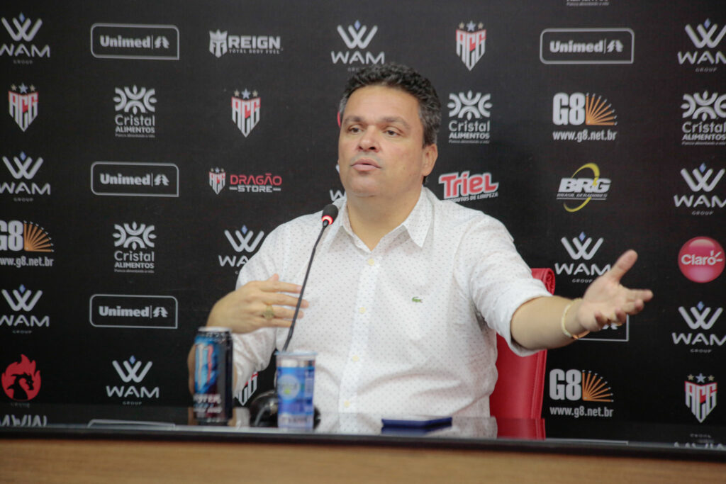 Imagem Ilustrando a Notícia: Adson Batista elogia Eduardo Barroca e lamenta “decisão difícil” na saída do treinador