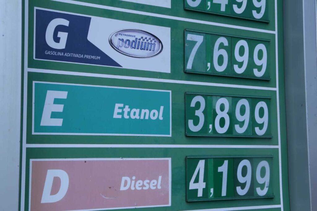 Imagem Ilustrando a Notícia: Governadores de 20 estados afirmam que aumento da gasolina é problema nacional