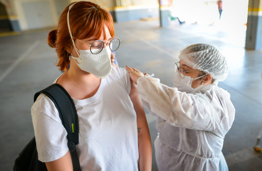 Imagem Ilustrando a Notícia: Em Goiânia, primeira dose para jovens com 17 anos será aplicada em três postos de vacinação