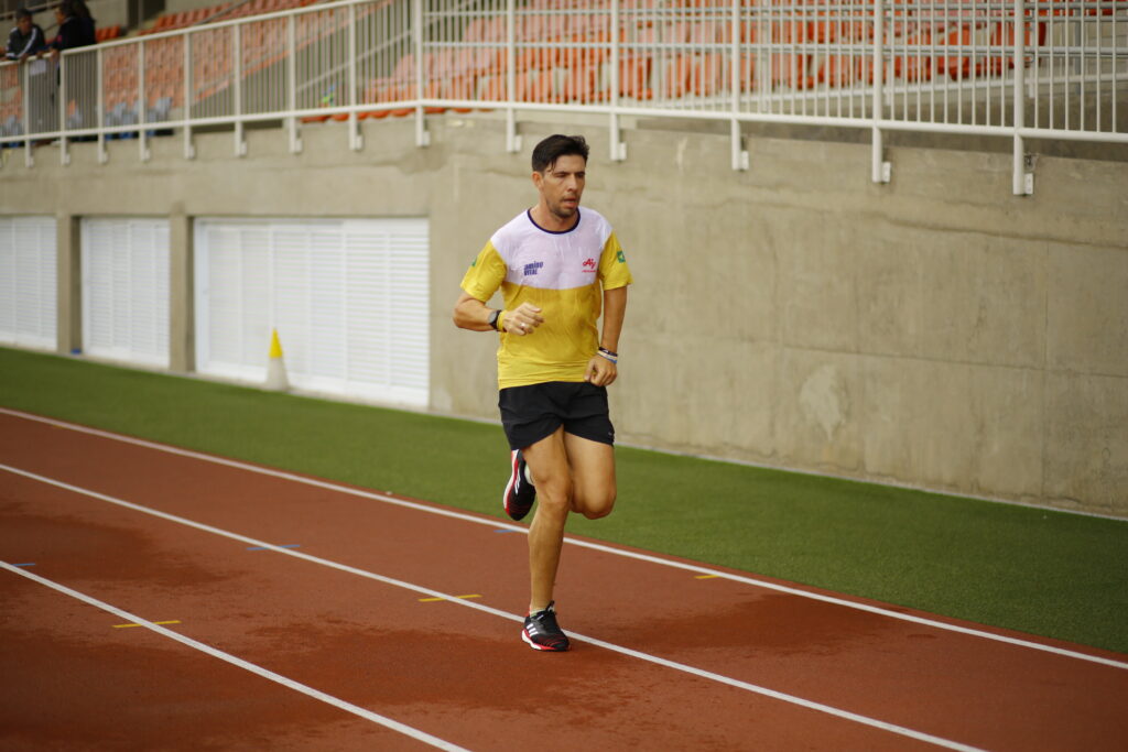 Imagem Ilustrando a Notícia: Na despedida dos Jogos de Tóquio, Alex Pires desafia o calor em busca da medalha na maratona