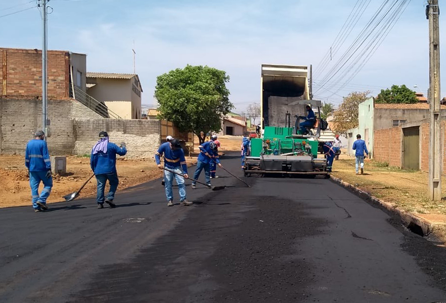 Imagem Ilustrando a Notícia: Seinfra realiza manutenção de asfalto e iluminação em bairros da capital nesta terça (14)