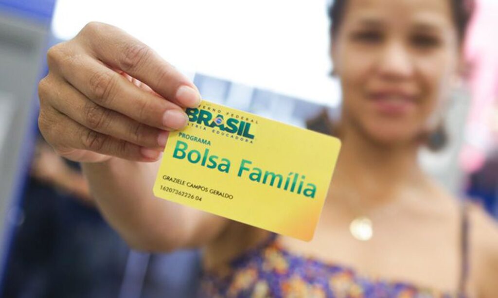 Imagem Ilustrando a Notícia: Confira qual será o valor do Auxílio Brasil, o novo Bolsa Família, anunciado por Bolsonaro