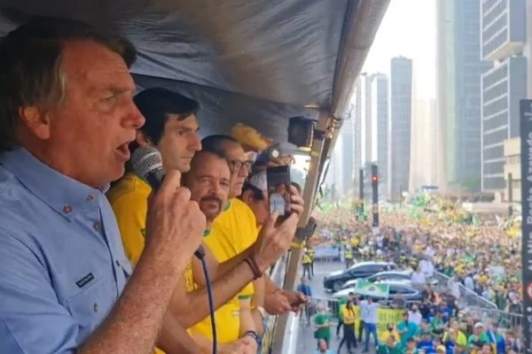 Imagem Ilustrando a Notícia: Na Paulista, Bolsonaro critica ministro do STF e volta a atacar sistema eleitoral