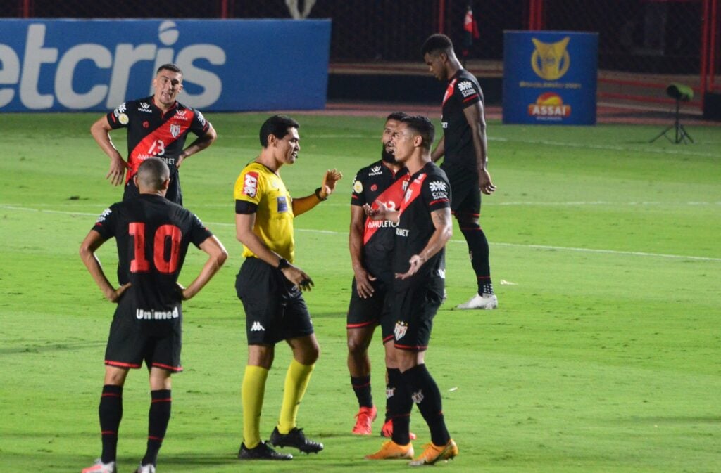 Imagem Ilustrando a Notícia: Atlético-GO perde meia e atacante para enfrentar o São Paulo, mas conta com retorno de dois jogadores