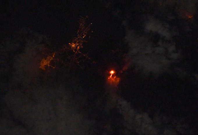 Imagem Ilustrando a Notícia: Erupção de vulcão nas Ilhas Canárias é vista do espaço