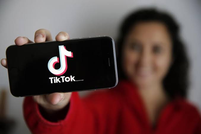 Imagem Ilustrando a Notícia: TikTok: por que a plataforma de criação e compartilhamento de vídeos se tornou um fenômeno?