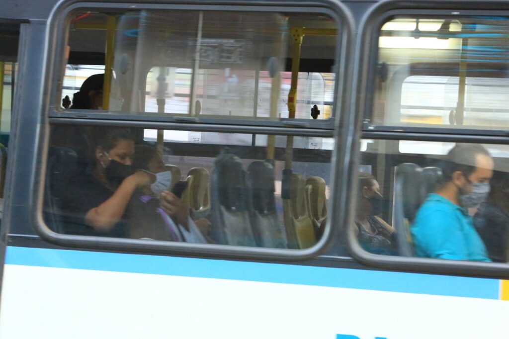 Imagem Ilustrando a Notícia: Entenda como os goianienses estão fazendo para fugir do transporte público