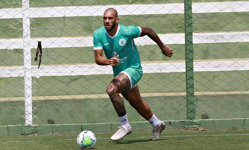 Imagem Ilustrando a Notícia: Goiás anuncia retorno de atacante Fernandão; jogador só deve voltar a atuar em novembro