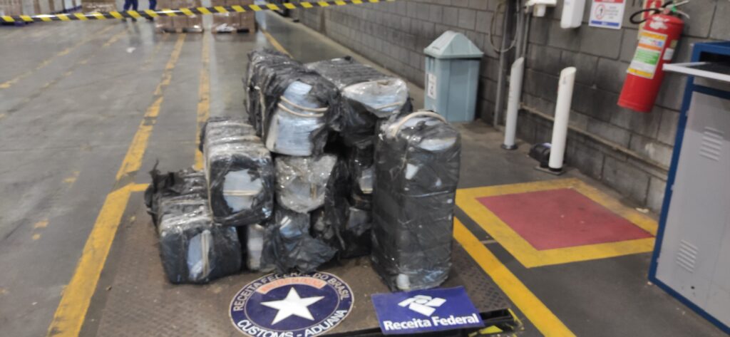 Imagem Ilustrando a Notícia: Receita Federal apreende 340 kg de cocaína escondidos em container, no Paraná