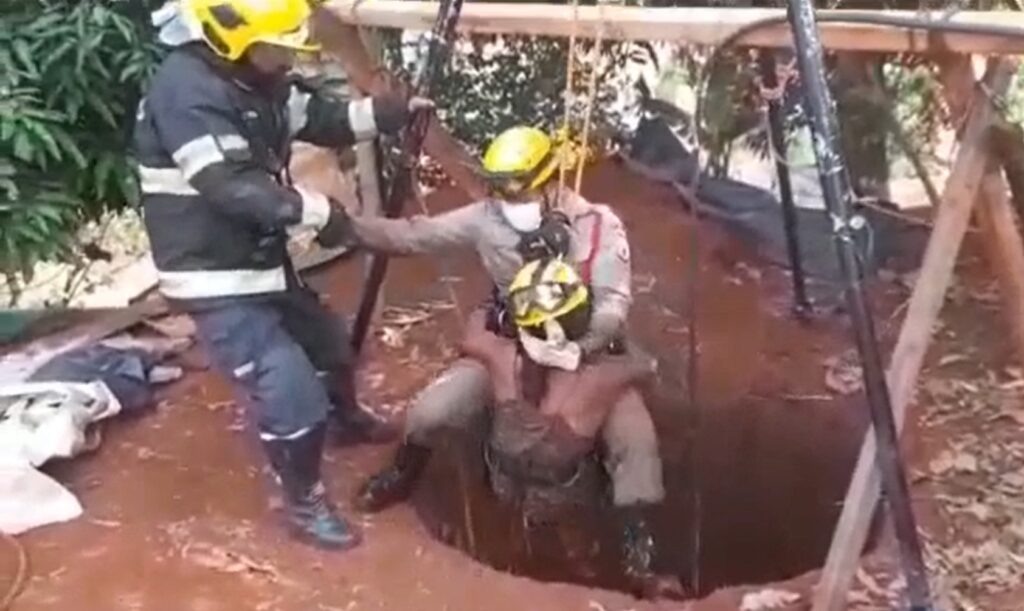 Imagem Ilustrando a Notícia: Bombeiros resgatam criança que caiu em cisterna com 15 metros de profundidade, em Jataí