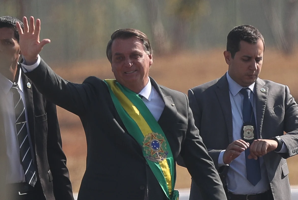 Imagem Ilustrando a Notícia: Bolsonaro: Quem age fora da Constituição deve ser ‘enquadrado’ ou ‘pedir para sair’