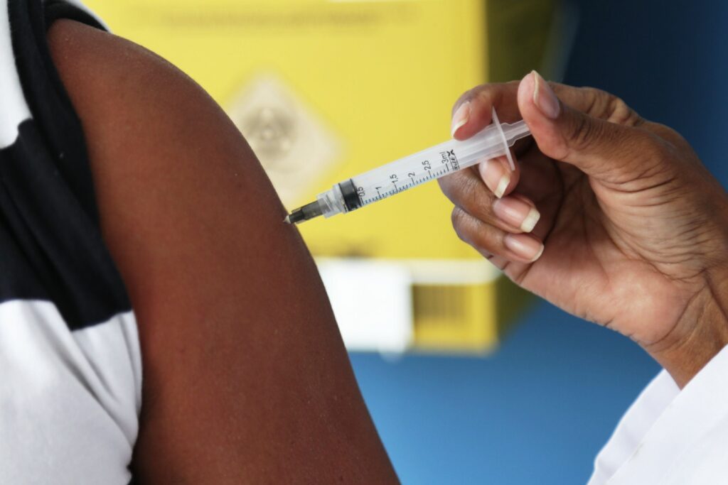 Imagem Ilustrando a Notícia: Adolescentes de Goiânia e Aparecida devem começar a vacinar nesta quarta-feira (15/09)