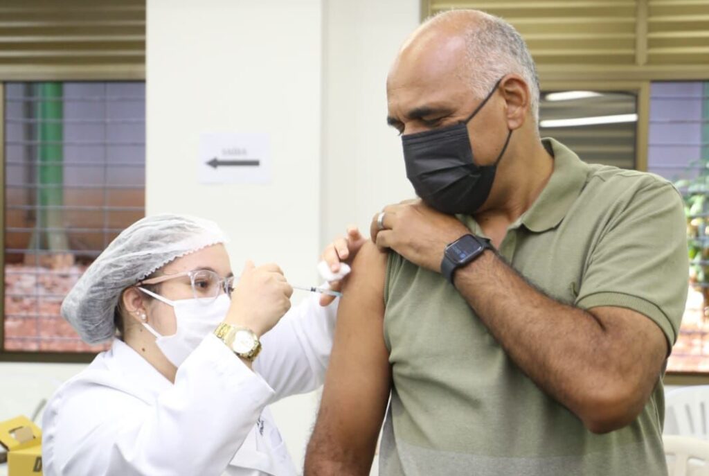 Imagem Ilustrando a Notícia: Prefeito Rogério Cruz recebe segunda dose da vacina contra Covid-19