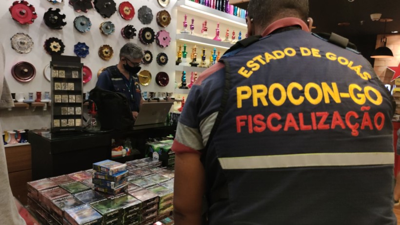 Imagem Ilustrando a Notícia: Procon Goiás apreende 155 cigarros eletrônicos em tabacarias e distribuidoras de bebidas