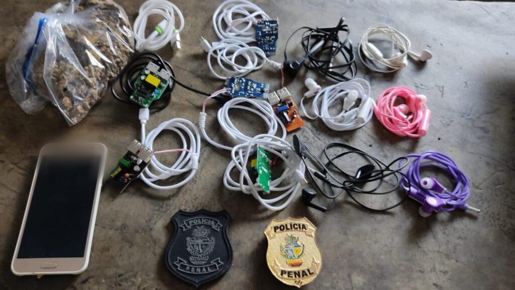 Imagem Ilustrando a Notícia: Em Goiás, policiais penais interceptam a entrada de celular e drogas escondidas