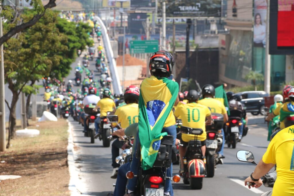 Imagem Ilustrando a Notícia: Cerca de 15 mil pessoas se concentram em ato pró-Bolsonaro em Goiânia; veja imagens