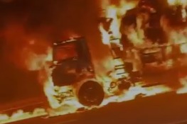 Imagem Ilustrando a Notícia: Caminhão pega fogo ao passar próximo de incêndio em vegetação na BR-060