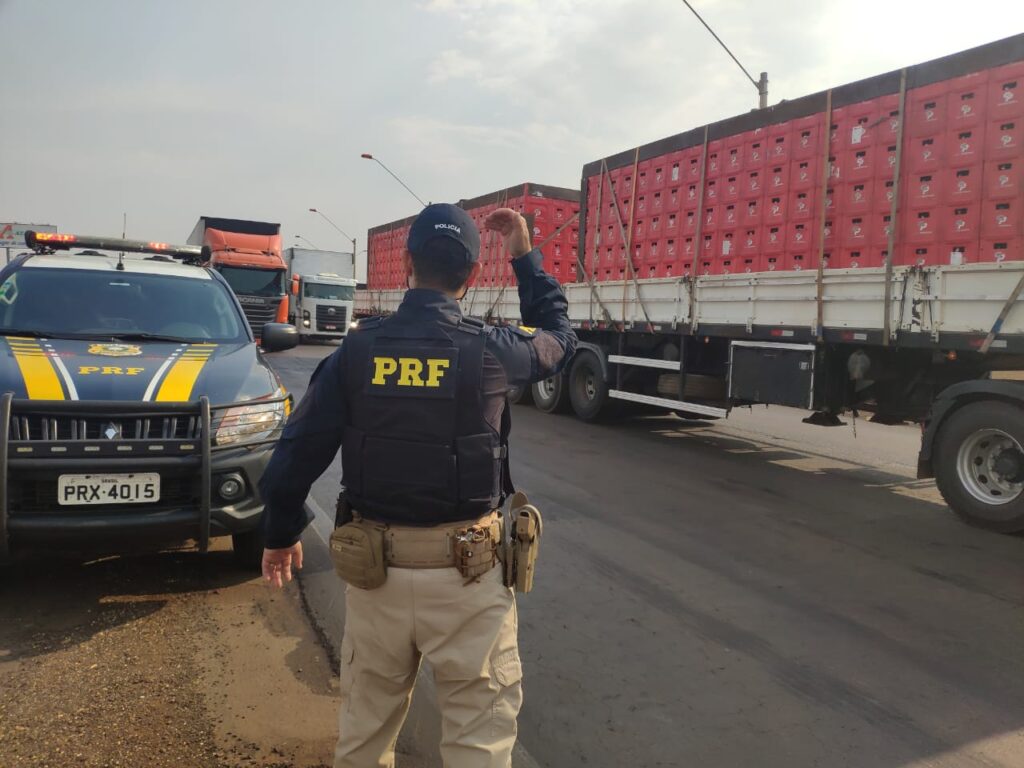 Imagem Ilustrando a Notícia: PRF libera pontos bloqueados por caminhoneiros em Goiás