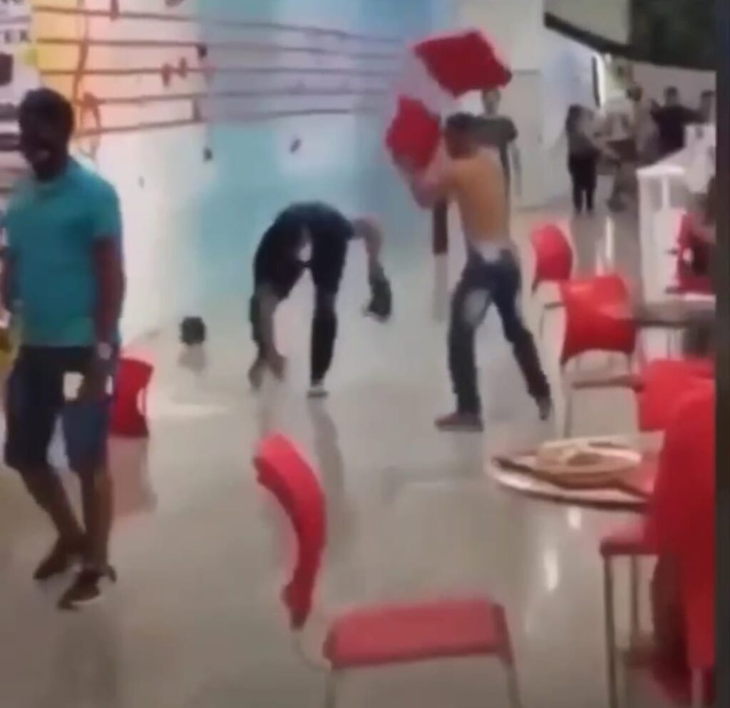Imagem Ilustrando a Notícia: Jovens são filmados brigando em praça de alimentação de shopping em Aparecida