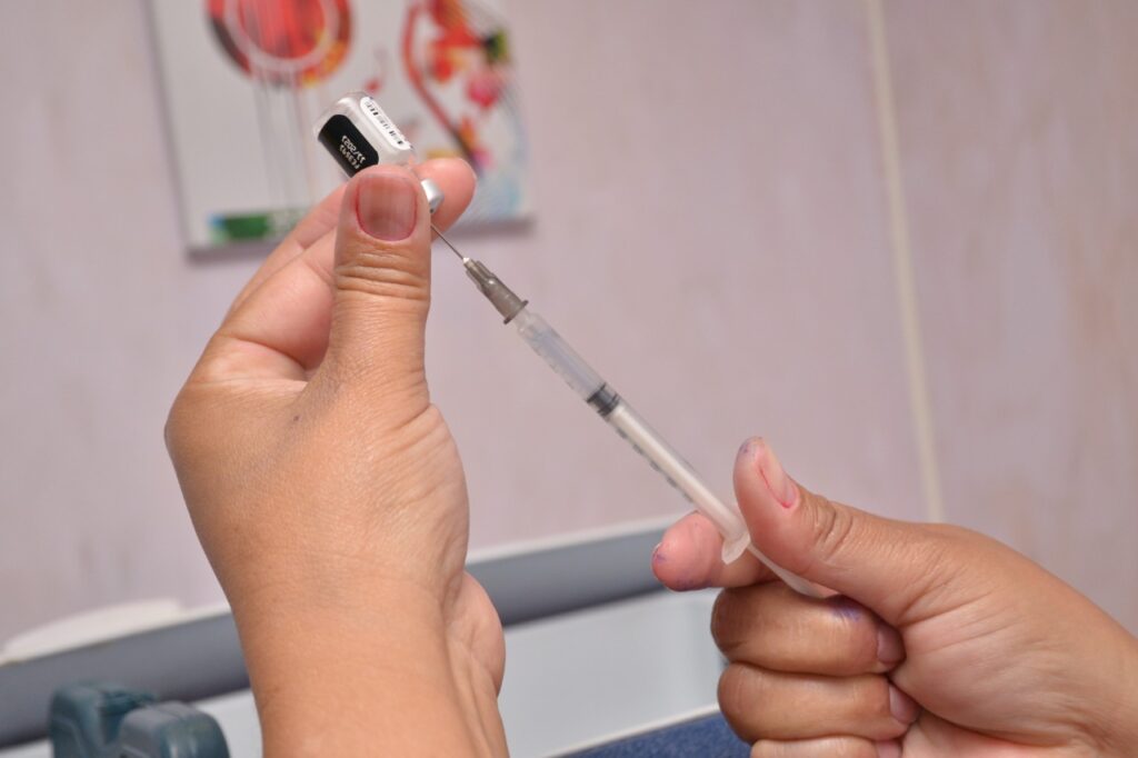 Imagem Ilustrando a Notícia: Ministério da Saúde recomenda suspensão da vacinação em adolescentes