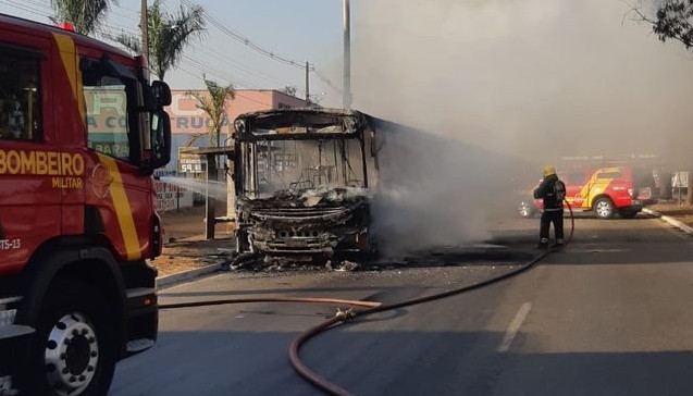 Imagem Ilustrando a Notícia: Ônibus coletivo pega fogo e uma pessoa fica ferida, em Aparecida; veja imagens