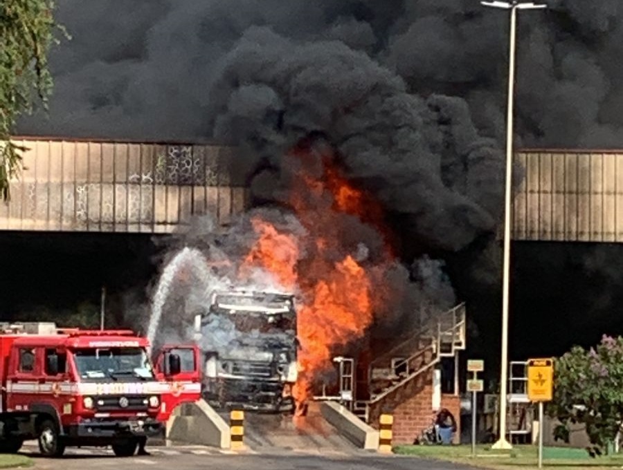Imagem Ilustrando a Notícia: Corpo de Bombeiros combate incêndio em caminhão, em Itaberaí