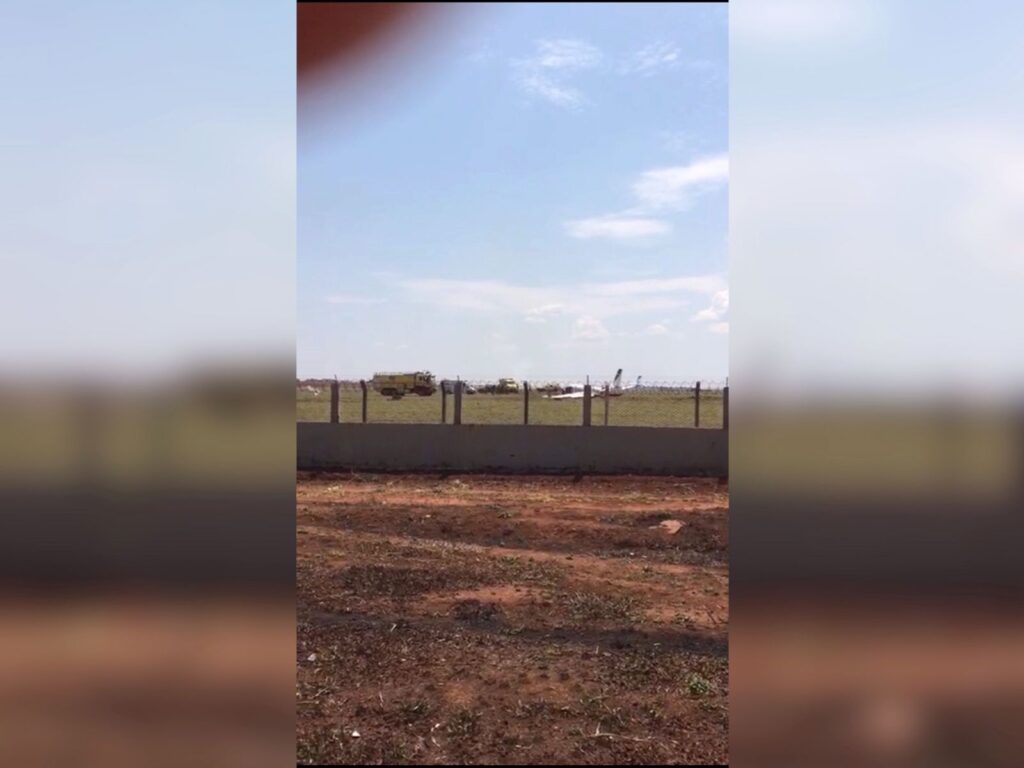 Imagem Ilustrando a Notícia: Avião de transporte aeromédico sai de pista durante decolagem em Goiânia; veja vídeo