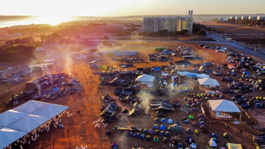 Imagem Ilustrando a Notícia: Bolsonaristas ameaçam invadir acampamento indígena em Brasília