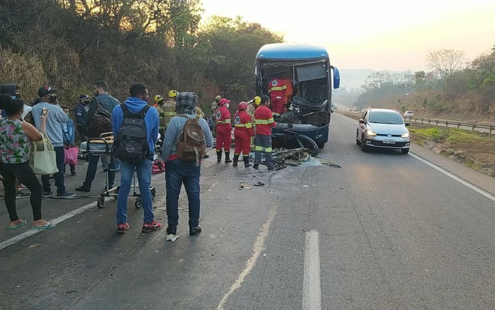 Imagem Ilustrando a Notícia: Ônibus colide em traseira de carreta e deixa feridos na BR-060, em Alexânia