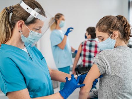 Imagem Ilustrando a Notícia: 21 estados e DF contrariam Ministério da Saúde e mantêm vacinação em adolescentes