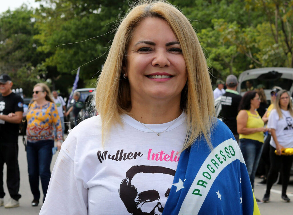 Imagem Ilustrando a Notícia: CPI da covid aprova convocação de Ana Cristina Valle, ex-mulher de Bolsonaro, para prestar depoimento